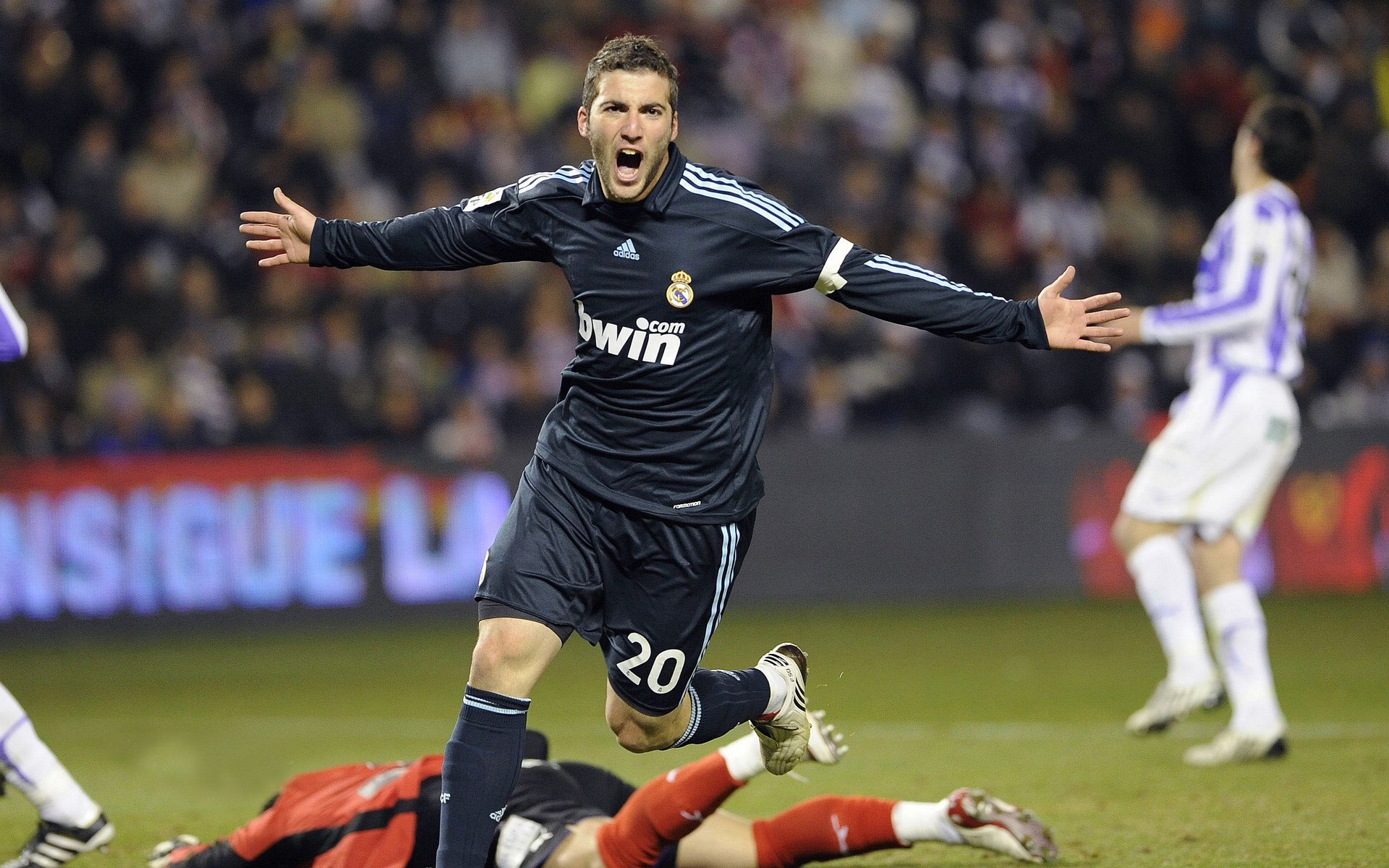 德国媒体赞瑞士为“雪地足球技术模板”,雪地足球场地尺寸